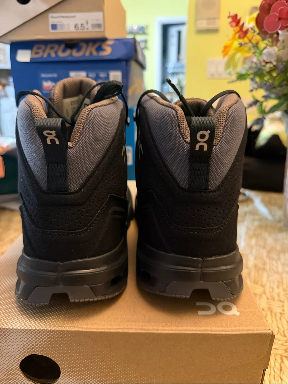 On Cloud Waterproof Trail Boots in Black/Grey cloud ridge sz 9 m new !!